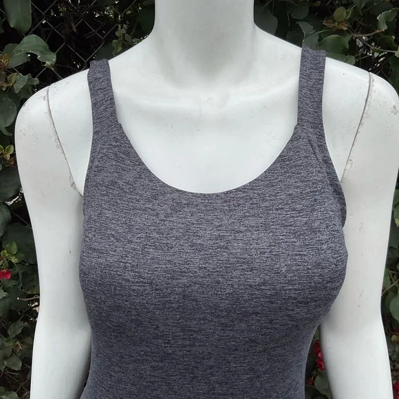 ALO  YOGA TWO PC SET SIZE LARGE TOP AND LEGGINGS - Picture 5 of 16